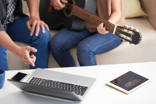 Par Tittar Handledning Laptop När Man Lär Sig Spela Gitarr — Stockfoto