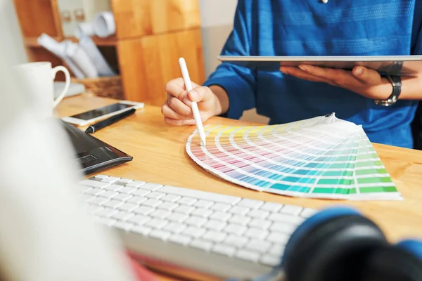 Manos Del Diseñador Gráfico Eligiendo Color Paleta — Foto de Stock