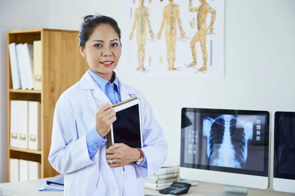 亚洲女医生站在办公室实验室外套 微笑着对着相机 手里拿着数码平板电脑的肖像 — 图库照片