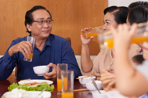 Vietnamlı Aile Birlikte Evde Akşam Yemeği Zevk — Stok fotoğraf