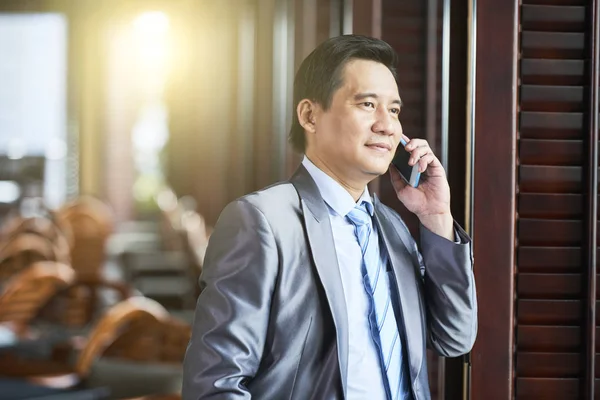 Asiatische Ernsthafte Reife Manager Stehen Und Hören Jemandem Telefon Café — Stockfoto