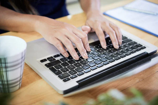 Ręce Kobiety Wpisując Laptopie Pisanie Kodu Lub Odpowiadając Mail — Zdjęcie stockowe