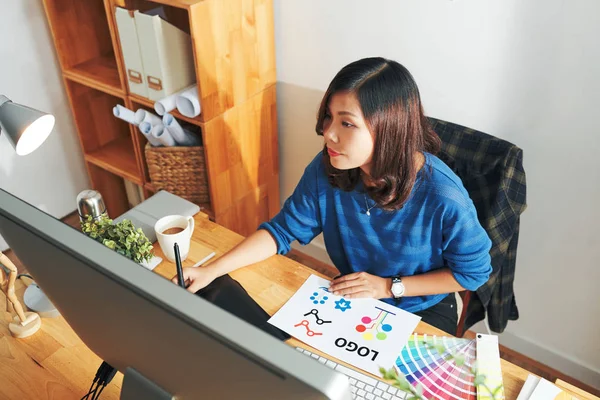 Ganska Vietnamesisk Kvinnlig Grafisk Formgivare Ritning Logotyp — Stockfoto