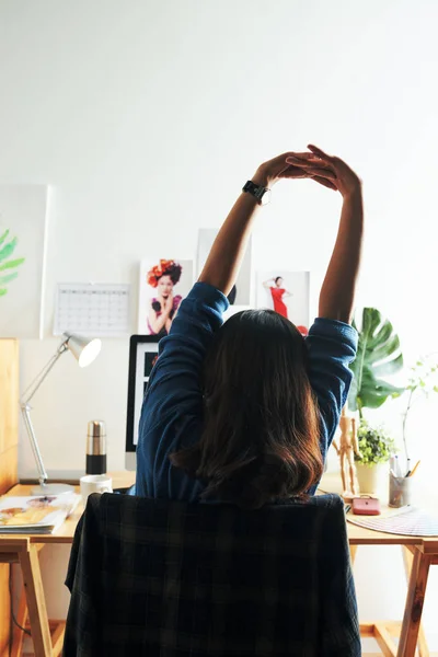 Fáradt Designer Stretching Székben Kilátás Hátsó — Stock Fotó