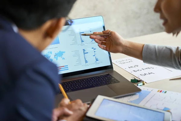 Financiële Managers Wijzend Kaart Het Scherm Bespreken Consistente Ontwikkeling Van — Stockfoto