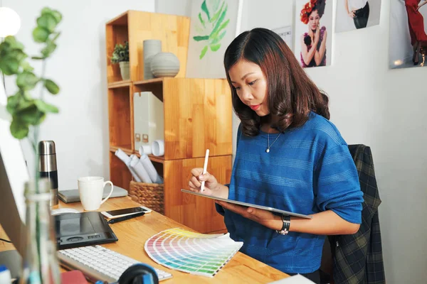 Diseñadora Profesional Vietnamita Trabajando Tabletas Gráficas Mesa Oficina — Foto de Stock