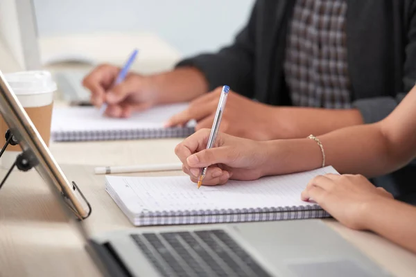 Imagen Recortada Los Estudiantes Escribiendo Ensayo Asignación —  Fotos de Stock