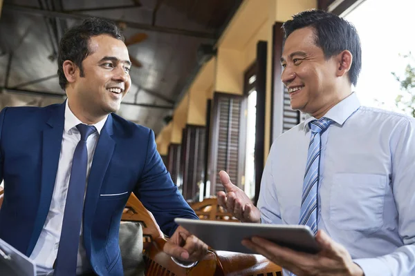 Dois Empresários Maduros Conversando Uns Com Outros Sorrindo Eles Usam — Fotografia de Stock