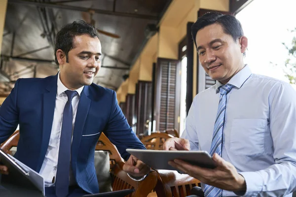 Dos Trabajadores Oficina Sentados Cafetería Uso Wifi Gratuito Para Navegar — Foto de Stock