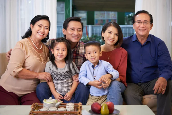 Portrait Happy Big Vietnamese Family Sitting Sofa Smiling Camera — Stock Photo, Image