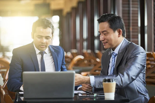 Dois Trabalhadores Escritório Sentados Mesa Usando Laptop Para Trabalho Discutindo — Fotografia de Stock