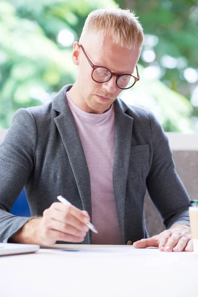 Empresario Concentrado Que Trabaja Con Documentos Para Nuevo Proyecto — Foto de Stock