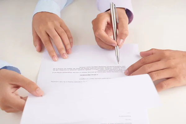 Обрізати Руки Анонімних Колег Використовуючи Ручку Підписання Документів Під Час — стокове фото