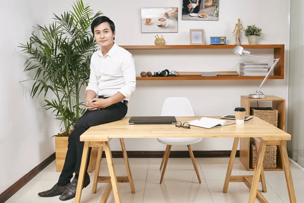 Retrato Joven Empresario Vietnamita Confiado Sentado Borde Mesa Oficina — Foto de Stock