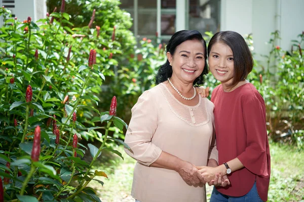 Porträt Einer Glücklichen Asiatischen Seniorin Und Ihrer Erwachsenen Tochter — Stockfoto