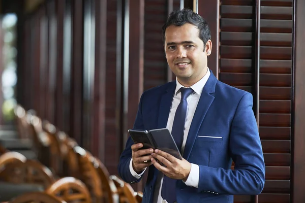 Portrét Indického Vyspělého Obchodního Manažera Použitím Mobilního Telefonu Pro Komunikaci — Stock fotografie