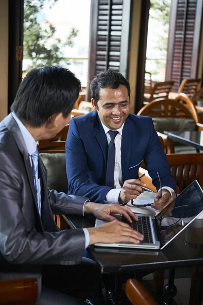 Zwei Geschäftspartner Die Gemeinsam Geschäftsberichte Bearbeiten Und Laptop Tippen Während — Stockfoto