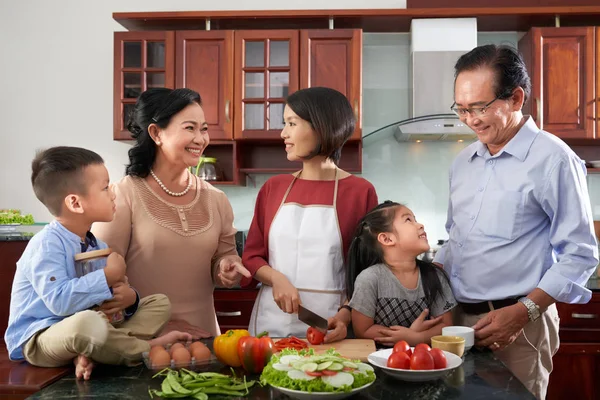 Neşeli Vietnamlı Aile Akşam Yemeği Pişirmek Için Mutfakta Toplandı — Stok fotoğraf