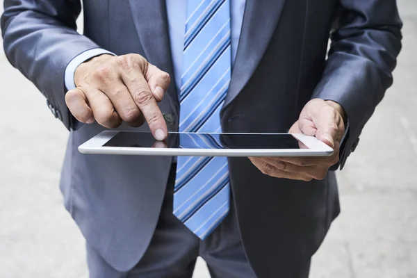Närbild Affärsman Kostym Stående Och Beröring Pekskärm Digital Tablet Och — Stockfoto
