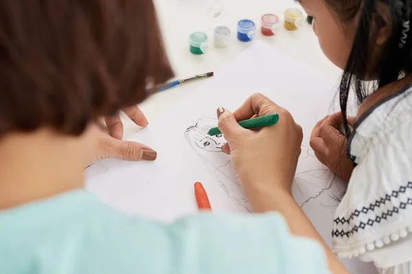 Arriba Mujer Profesora Cosecha Ayudando Chica Con Dibujo Crayón Clase —  Fotos de Stock