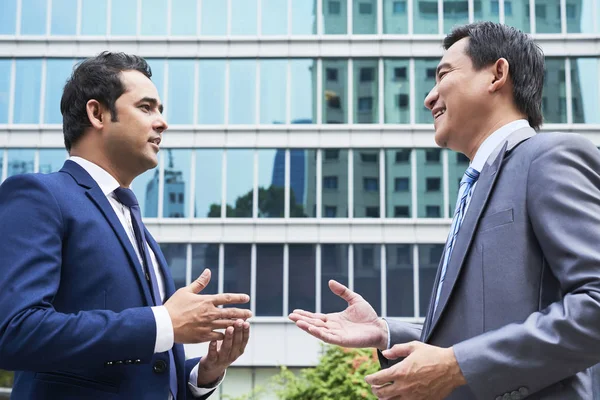 Två Mogna Business Manager Formella Slitage Stå Utomhus Och Diskutera — Stockfoto