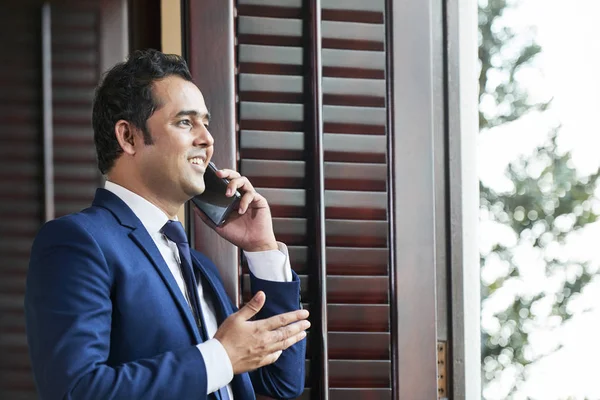 Indiano Maduro Empresário Azul Terno Sorrindo Enquanto Tem Uma Conversa — Fotografia de Stock