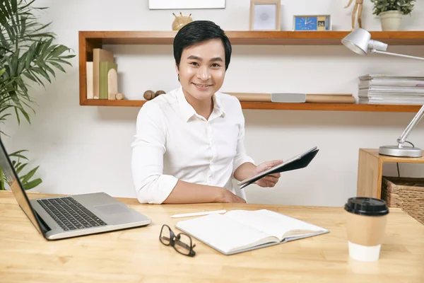 Potret Positif Tersenyum Asia Pengusaha Duduk Meja Kantornya Dengan Tablet — Stok Foto