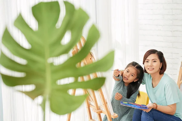 Asiatiska Lärare Kvinna Och Liten Flicka Tittar Monstera Blad Och — Stockfoto