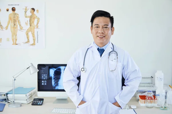 Porträtt Asiatiska Säker Mogen Neurolog Stående Lab Coat Hans Kontor — Stockfoto