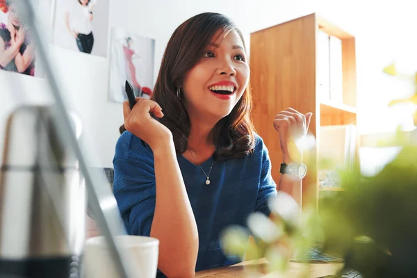 Gelukkig Opgewonden Jonge Grafisch Ontwerper Het Lezen Van Mail Met — Stockfoto