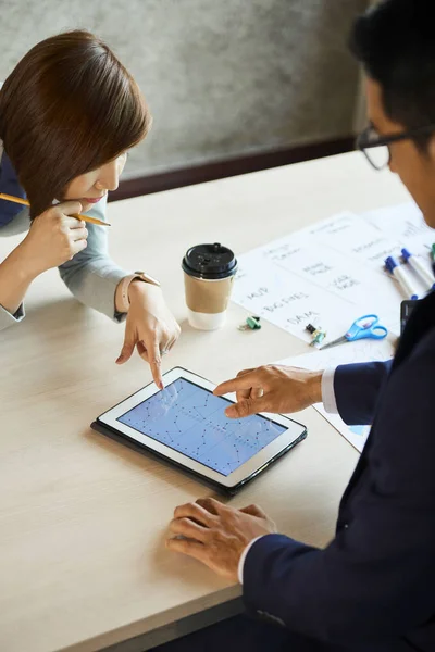 Equipe Negócios Asiática Analisando Estatísticas Desenvolvimento Empresa — Fotografia de Stock