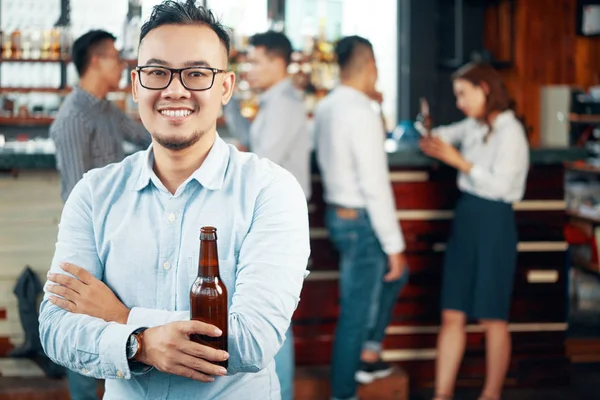 Melhores Amigos Comemorando Com Garrafas Cerveja Homem Sorrindo Olhando Para — Fotografia de Stock
