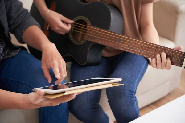 Mann Zeigt Seiner Freundin Die Gitarre Spielt Noten Auf Tablet — Stockfoto