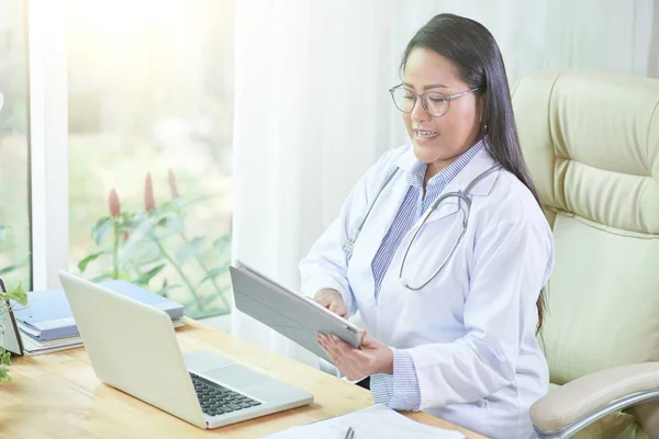 Vrouwelijke Medische Werknemer Het Lezen Van Informatie Digitale Tafel Bij — Stockfoto