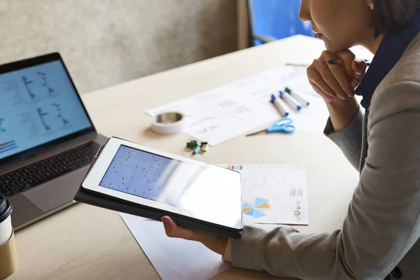 Nachdenkliche Unternehmerin Analysiert Verkaufsdaten Dokument Auf Tablet Computer — Stockfoto