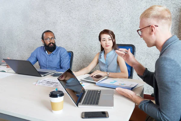 Equipo Multiétnico Gerentes Financieros Que Reúnen Oficina Discuten Los Detalles — Foto de Stock