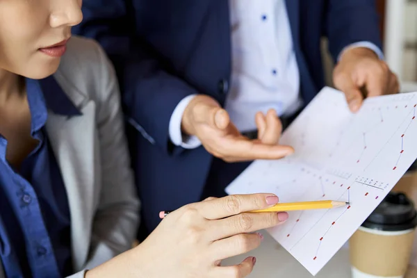 Nahaufnahmen Von Projektmanagern Die Über Ein Diagramm Sprechen Das Den — Stockfoto