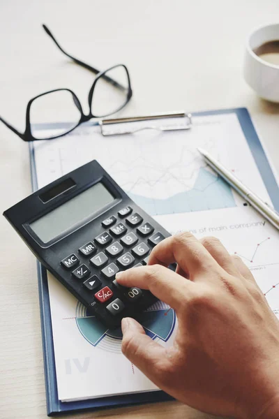 経費の計算と分析レポートの財務マネージャーの手 — ストック写真