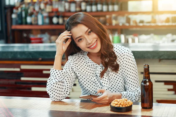Charming Asian Woman Beer Bottle Salty Nuts Sitting Counter Bar — Stock Photo, Image