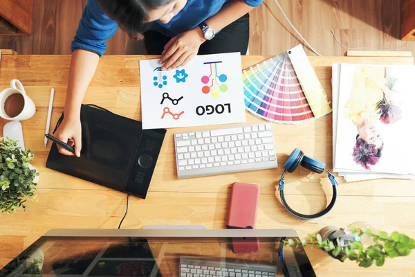 Designer Freelance Utilizzando Tablet Grafico Durante Creazione Logotipo — Foto Stock
