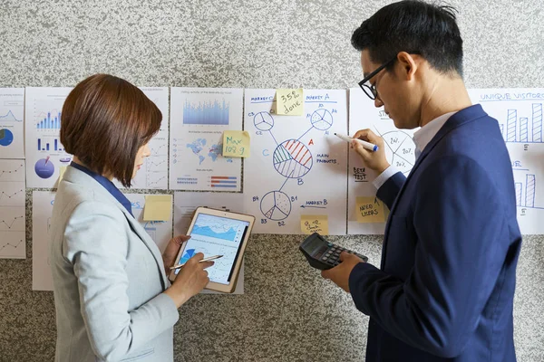 Team Junger Asiatischer Finanzanalysten Arbeitet Seinen Daten Finanzdokumenten — Stockfoto