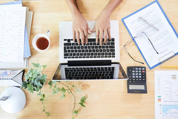 Hände Einer Geschäftsfrau Die Laptop Bürotisch Arbeitet Blick Von Oben — Stockfoto