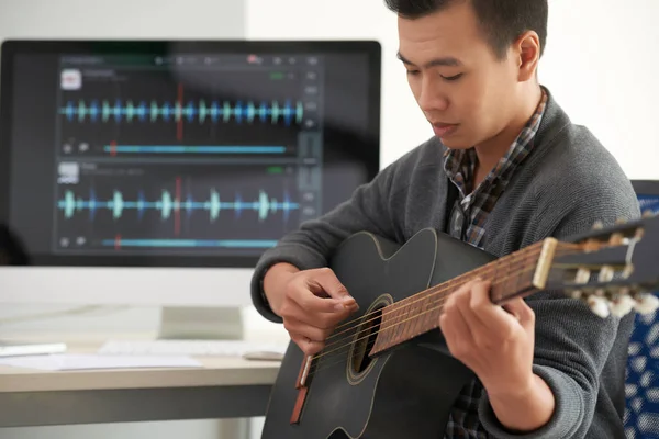 Genç Müzisyen Kendini Gitar Çalarak Bilgisayarda Ses Düzenleyerek Kaydediyor — Stok fotoğraf