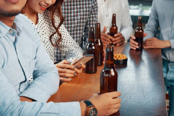 Tiro Colheita Amigos Com Garrafas Cerveja Nozes Sentado Mesa Enquanto — Fotografia de Stock
