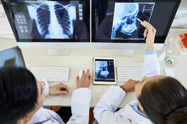 Imagem Visão Alta Dois Médicos Sentados Mesa Discutindo Equipe Imagens — Fotografia de Stock