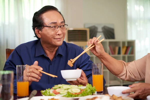 越南资深男子与妻子在家享用美味的晚餐 — 图库照片