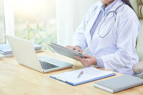 Médica Trabalhando Tablet Digital Sua Mesa Escritório — Fotografia de Stock