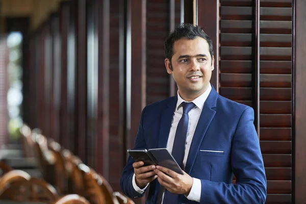 Smiling Mature Businessman Dressed Formal Clothes Standing Using His Smartphone — Stock Photo, Image