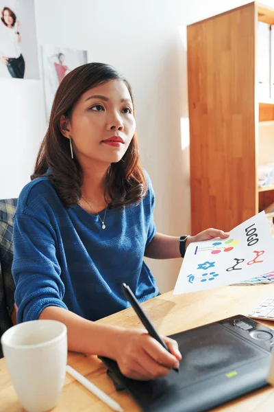女性平面设计师为新公司开发徽标 — 图库照片
