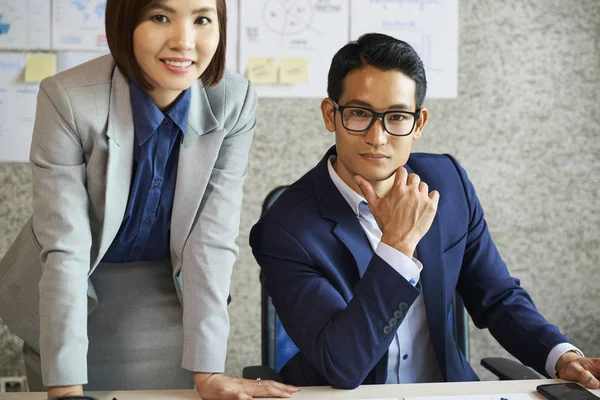 Unga Asiatiska Affärsmän Ler Och Tittar Kameran — Stockfoto